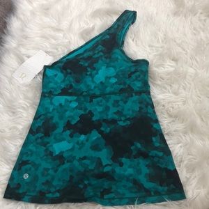 Women’s NWT Lululemon top.